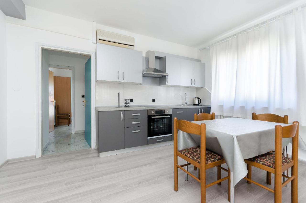 Apartments Slavica R Banjol エクステリア 写真